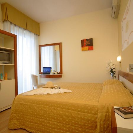 Hotel Aristeo Rimini Exterior photo